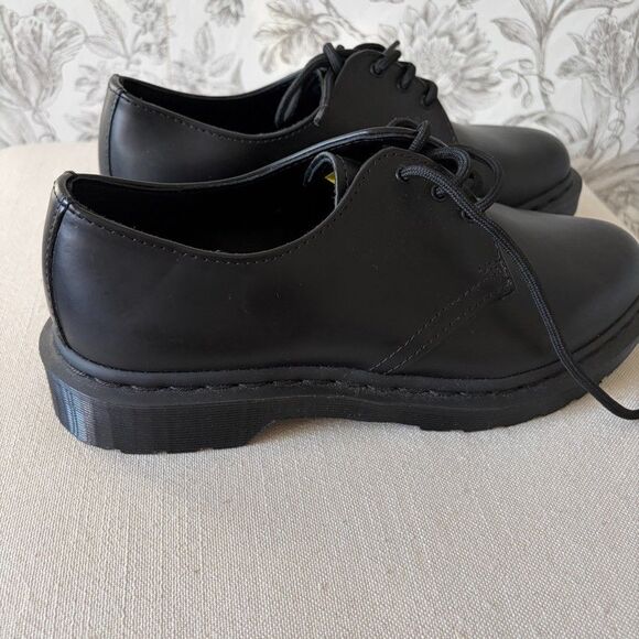 Dr. Martens 14345 Black 3 Eyelet Smooth Leather Oxford Shoes Men 8/Women 9 NWOB main image 4